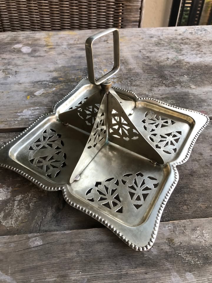 RARE Mid-Century EPNS Silver-Plated Cake & Candy Stand – Where Elegance Meets Entertaining! RARE Mid-Century EPNS Silver-Plated Cake & Candy Stand – Where Elegance Meets Entertaining!
