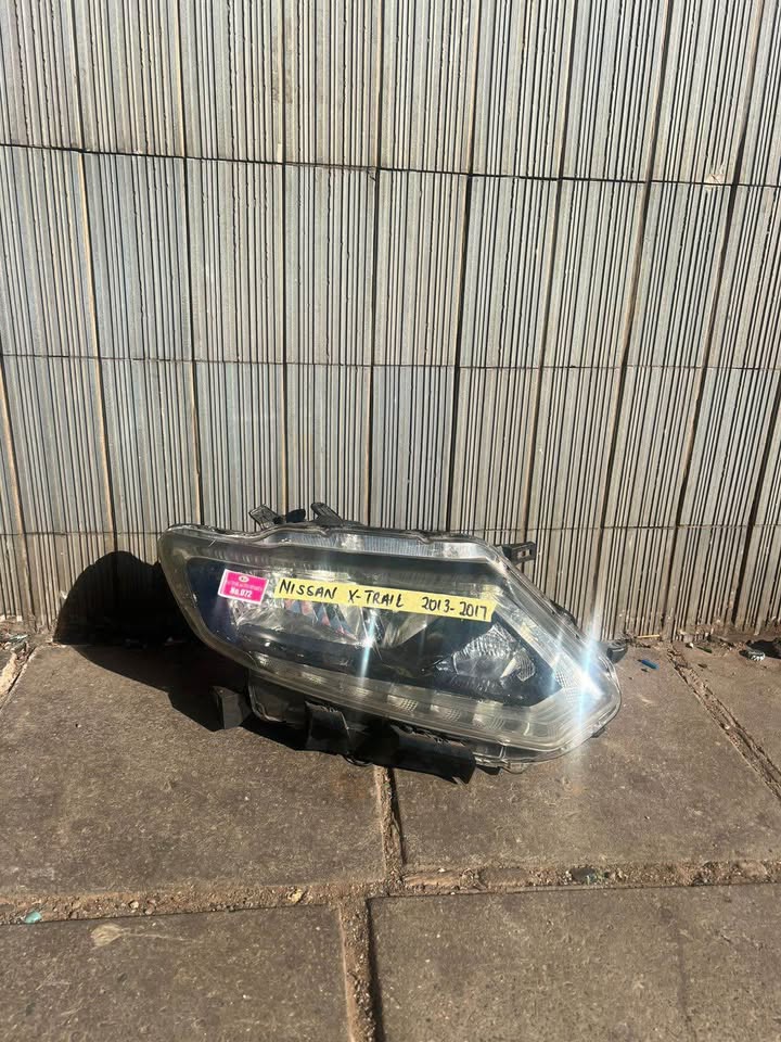 Nissan X-Trail headlight 2013/17 - Private Seller Nissan X-Trail headlight 2013/17 - Private Seller
