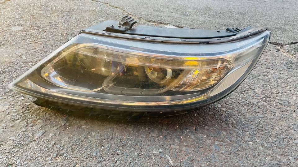 Kia Sorento headlight 2012 - Private Seller Kia Sorento headlight 2012 - Private Seller