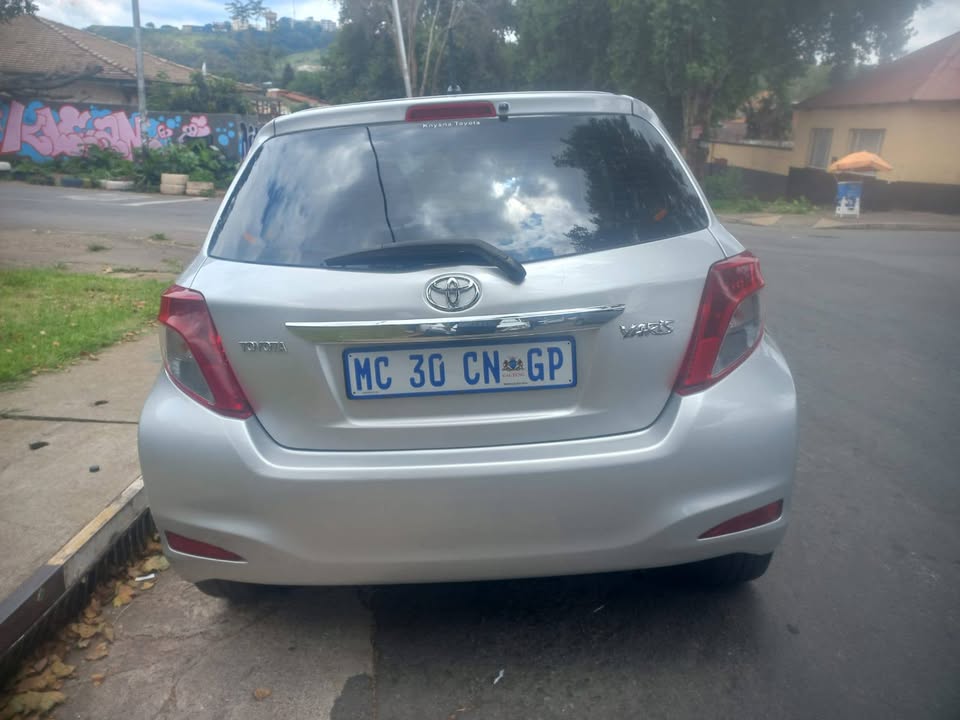 2013 Toyota Yaris hatchback 1.0 Petrol, Manual, Silver Color, Mileage