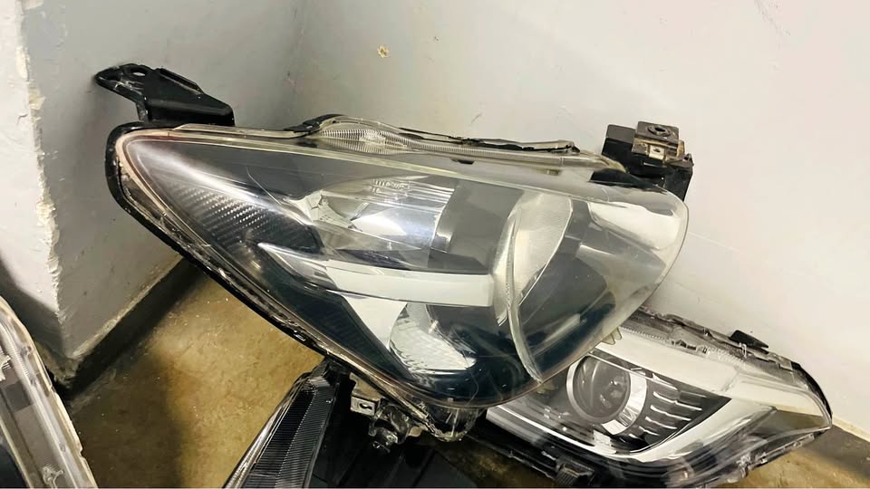 Mazda 2 headlight - Private Seller Mazda 2 headlight - Private Seller