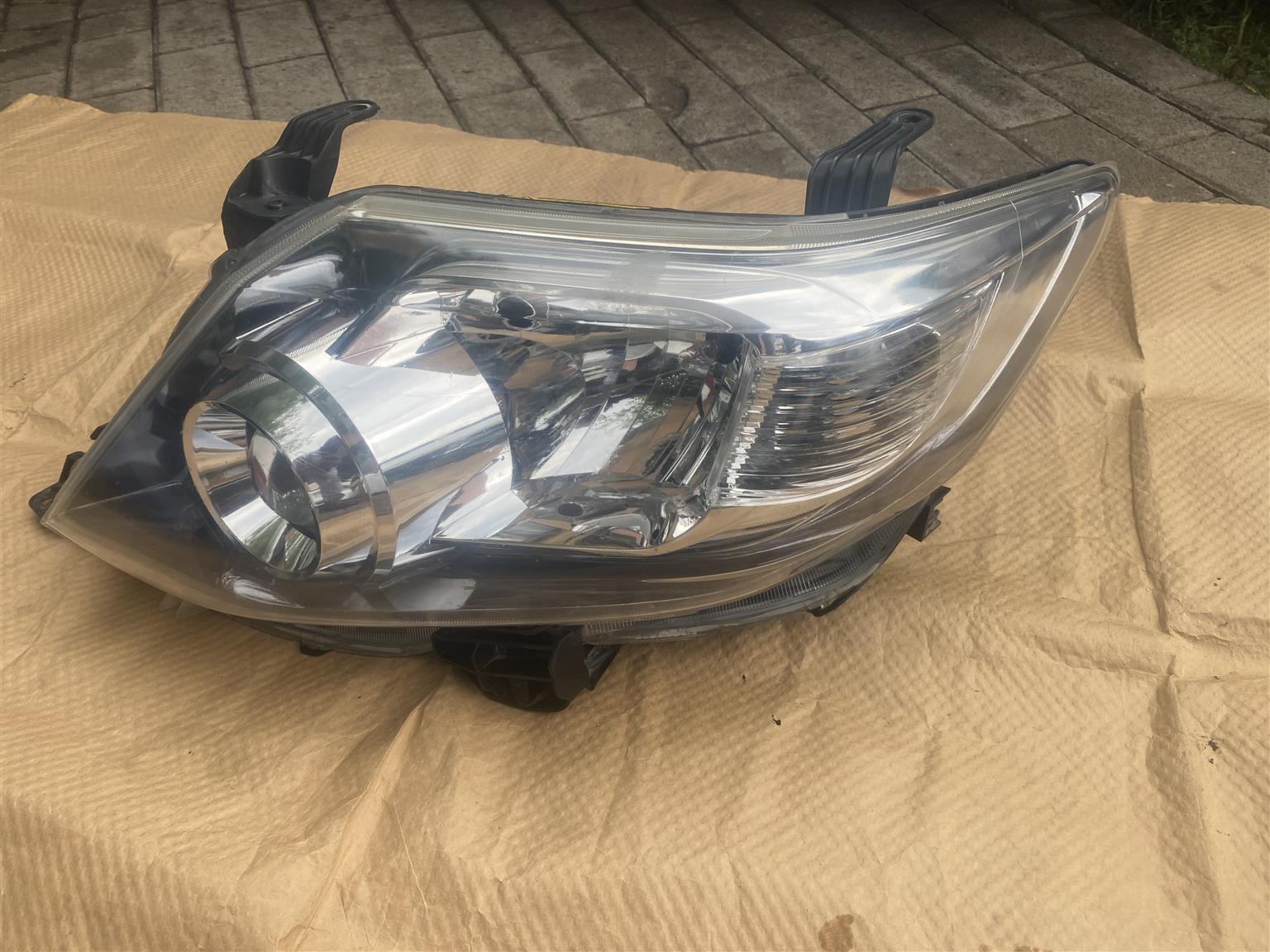 2015 TOYOTA FORTUNER XENON HEADLIGHT LEFT SIDE FOR SALE. IN EXCELLENT CONDITION