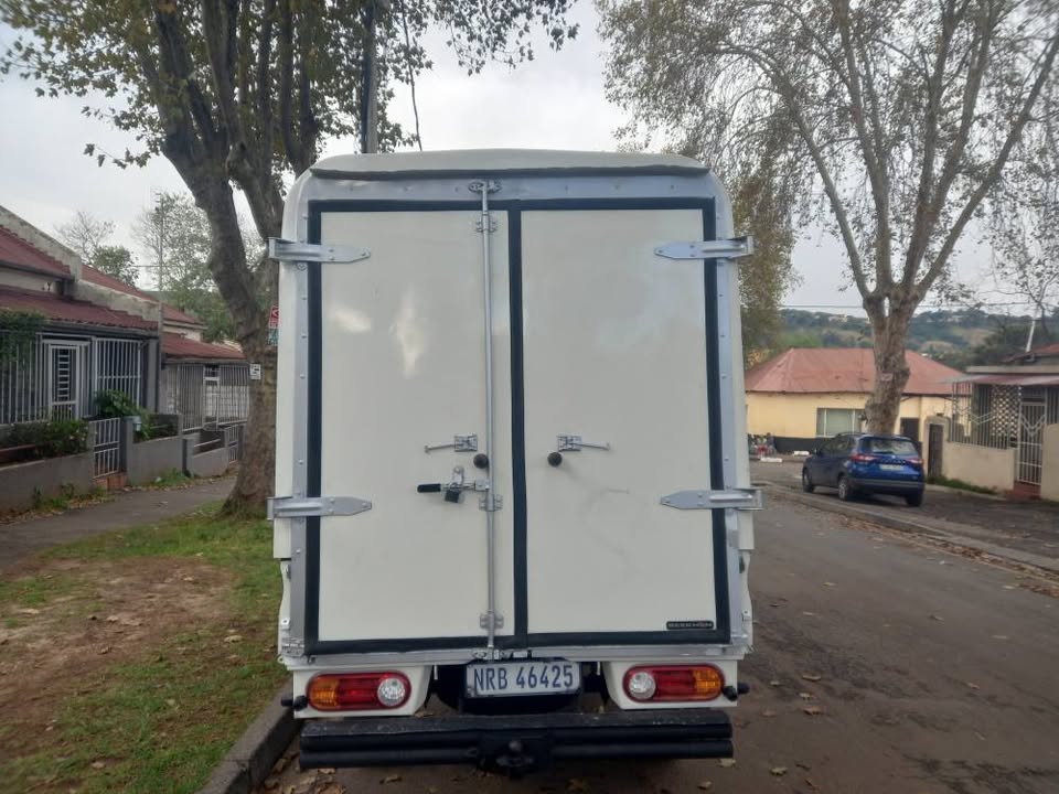 2009 HYUNDAI H100 BAKKIE 2.6 DIESEL, MANUAL, WHITE, WITH CANOPY, 100000KMS SPARE KEY.