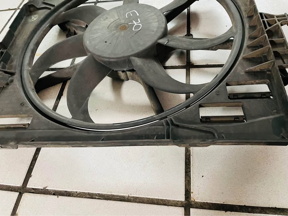 BMW E70 X5 fan for sale call or WhatsApp - Private Seller