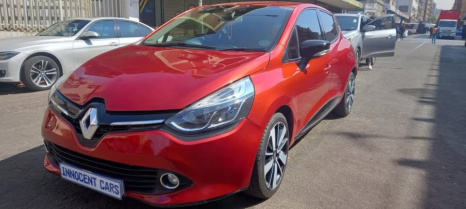 2012 MODEL RENULT CLIO 2.0 ENGINE.. MANUAL TRANMISSION.. MAROON COLOUR.. MILEAGE