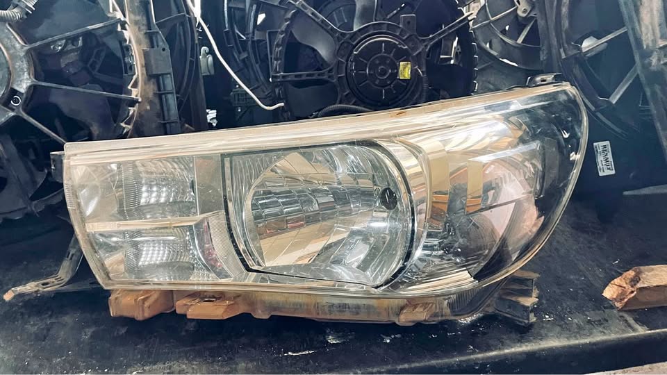 Toyota Hilux GD6 normal headlight - Private Seller Toyota Hilux GD6 normal headlight - Private Seller