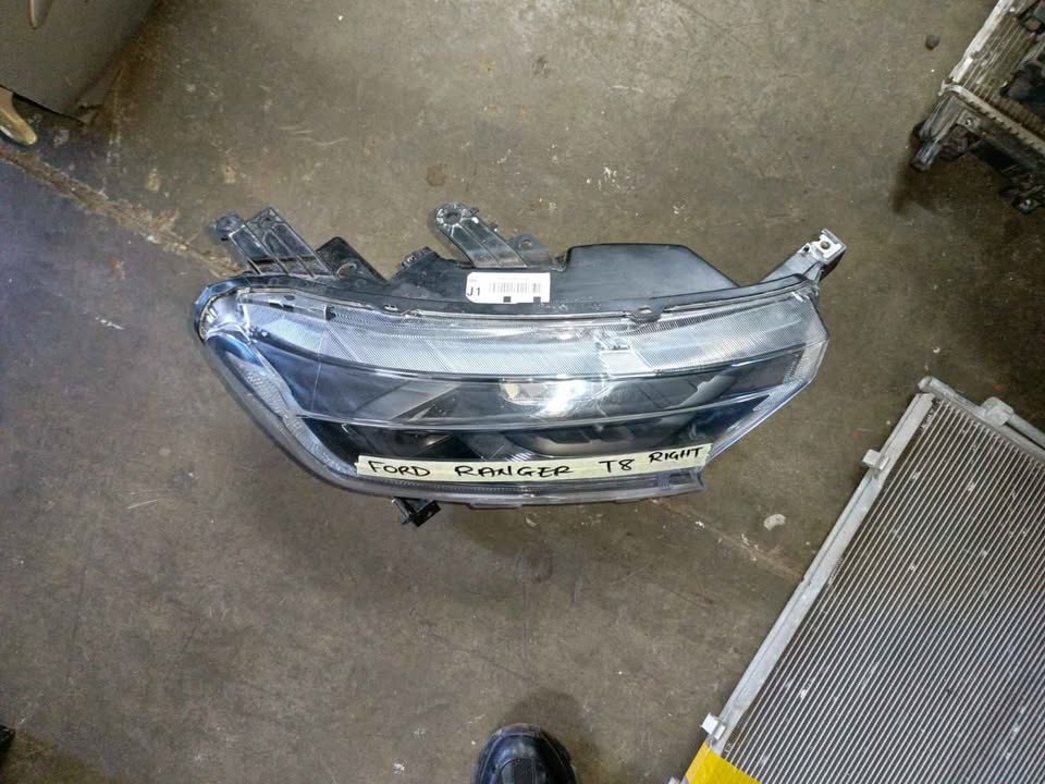 FORD RANGER T8 RIGHT HEADLIGHT - Private Seller