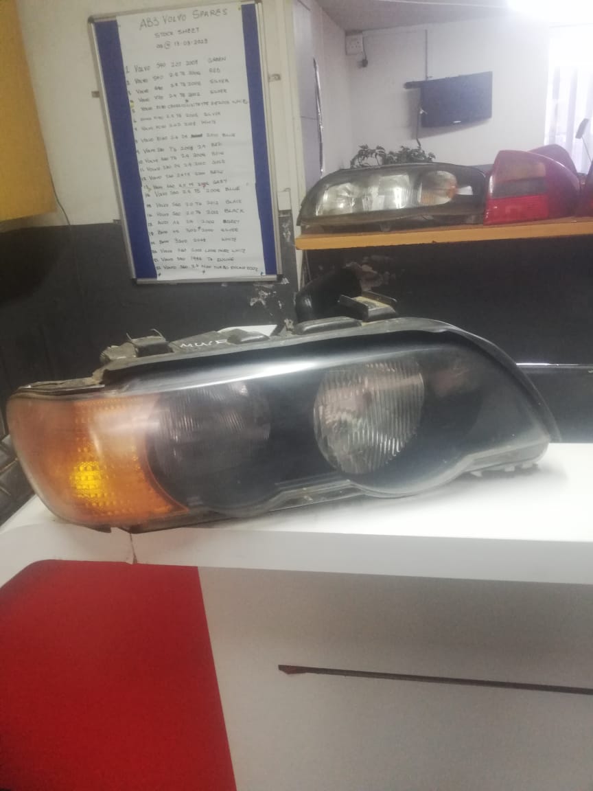 VOLVO XC90 2006 RIGHT HEADLIGHT FOR SALE (DELIVERY AVAILABLE COUNTRY WIDE) - Private Seller VOLVO XC90 2006 RIGHT HEADLIGHT FOR SALE (DELIVERY AVAILABLE COUNTRY WIDE) - Private Seller
