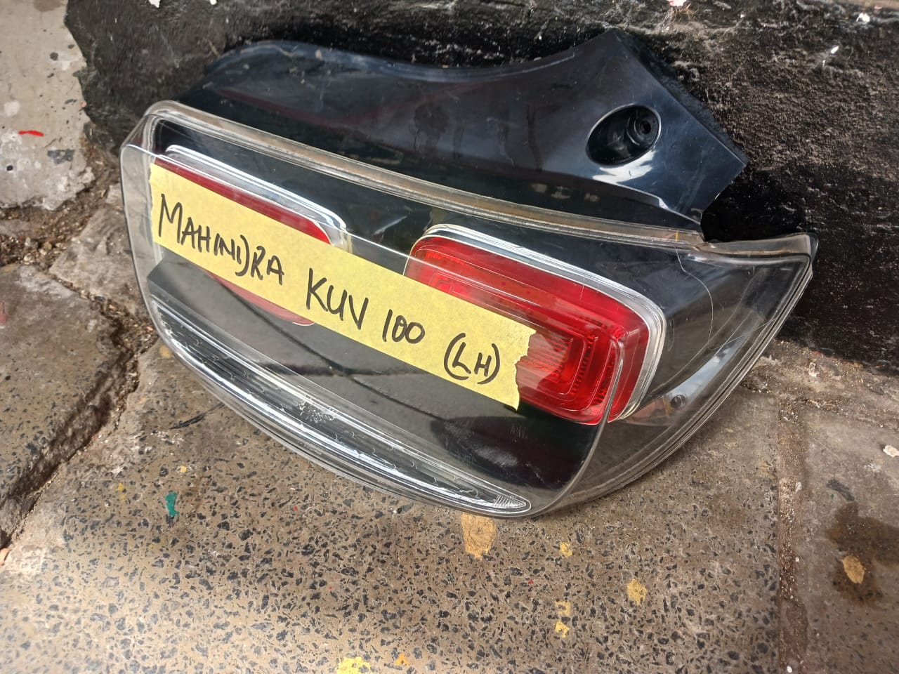 MAHINDRA KUV100 TAIL LIGHT - Private Seller