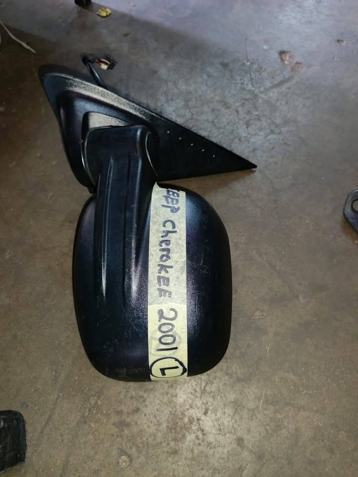 Jeep Cherokee 2001 side mirror - Private Seller Jeep Cherokee 2001 side mirror - Private Seller