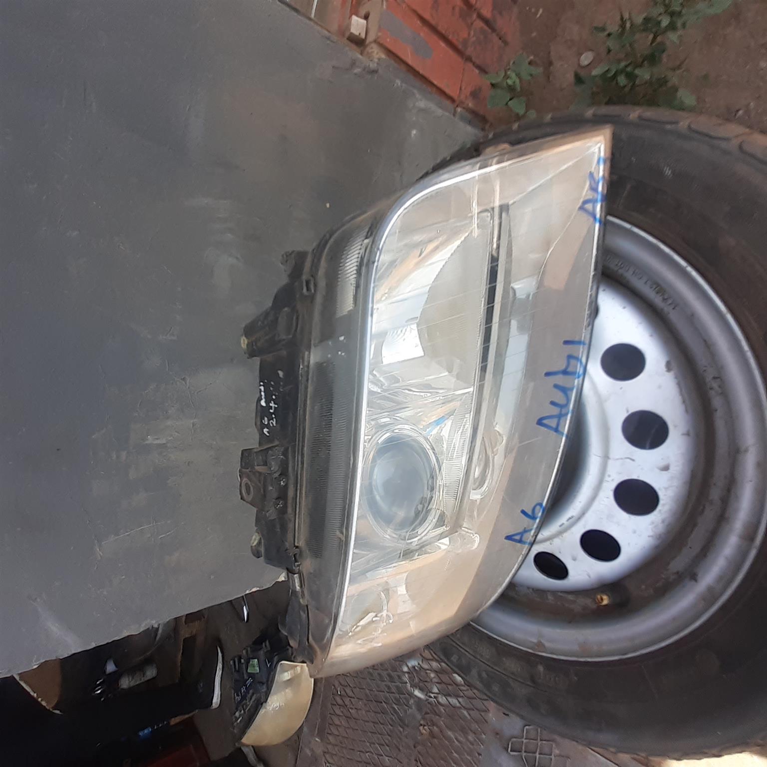AUDI A6 2.4 RIGHT HEADLIGHT FOR SALE DELIVERY AVAILABLE COUNTRY WIDE - Private Seller