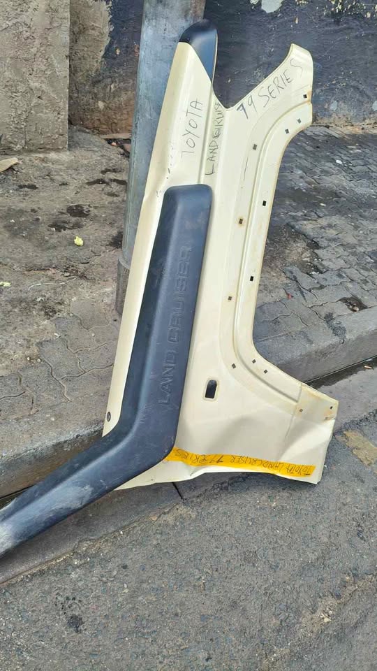 TOYOTA LAND CRUISER 79SERIES FENDER - Private Seller TOYOTA LAND CRUISER 79SERIES FENDER - Private Seller