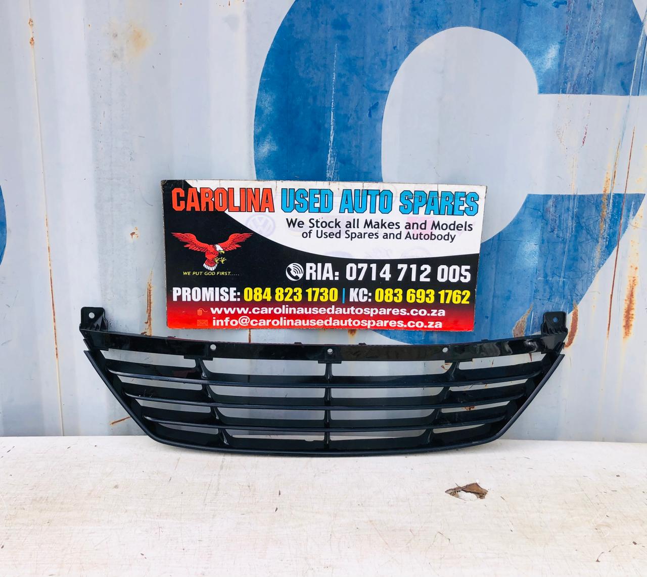 Hyundai Elantra front bumper centre grill (2011-2014) - Private Seller Hyundai Elantra front bumper centre grill (2011-2014) - Private Seller