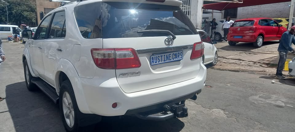 2010 TOYOTA FORTUNER 3.0 D4D DIESEL AUTOMATIC TRANSMISSION, WHITE COLOUR
