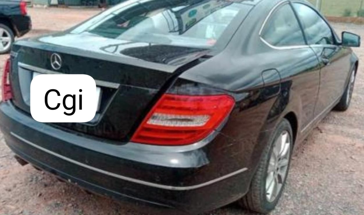 Mercedes Benz W204 coupe with black interior and CGI 271 for stripping