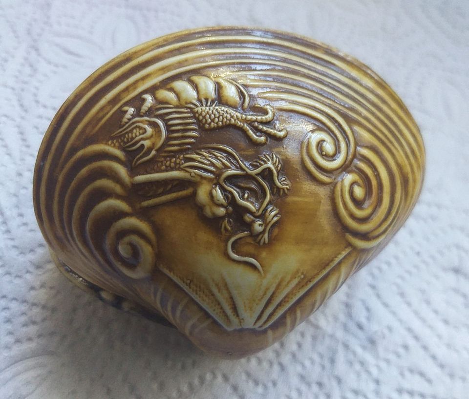 Celluloid Diorama Clam