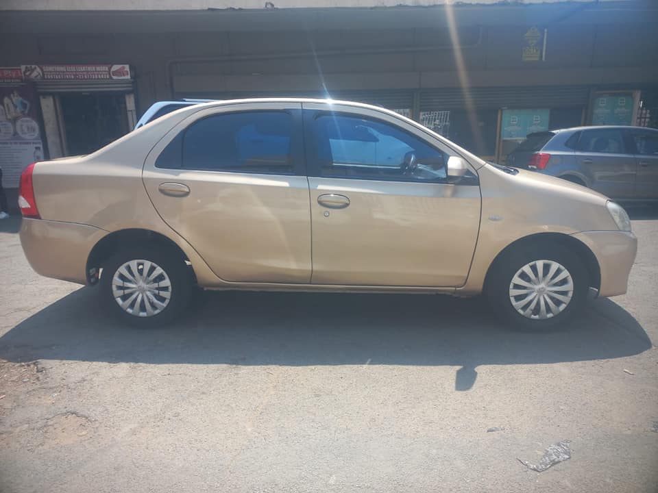 2014 TOYOTA ETIOS 1.5 PETROL ENGINE, MANUAL TRANSMISSION,  GOLD IN COLOR