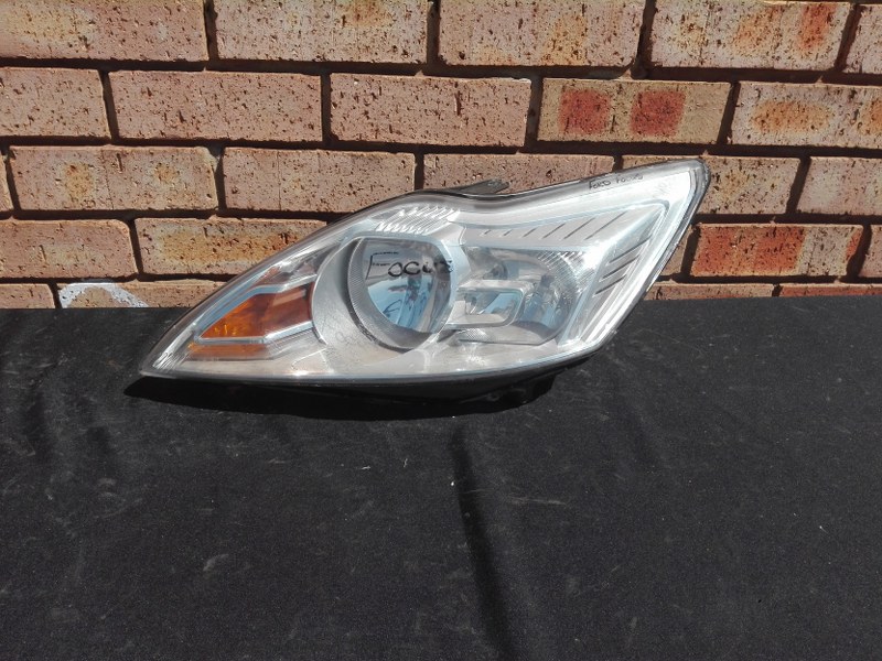 Ford Focus Left Headlight - Private Seller Ford Focus Left Headlight - Private Seller