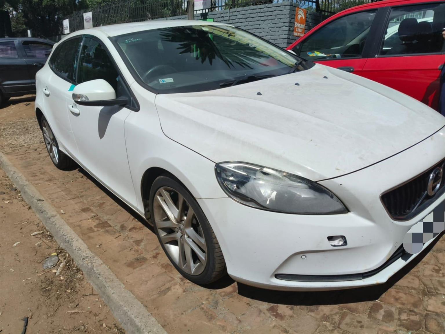 2012 VOLVO V40 2.0 MANUAL PETROL – FOR STRIPPING - Private Seller 2012 VOLVO V40 2.0 MANUAL PETROL – FOR STRIPPING - Private Seller