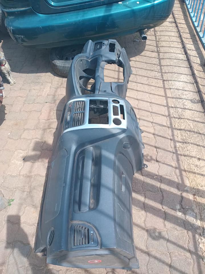 2010 Kia Sportage Dashboard Centre Console And Auto Gearlever With Cabels For Sale - Private Seller