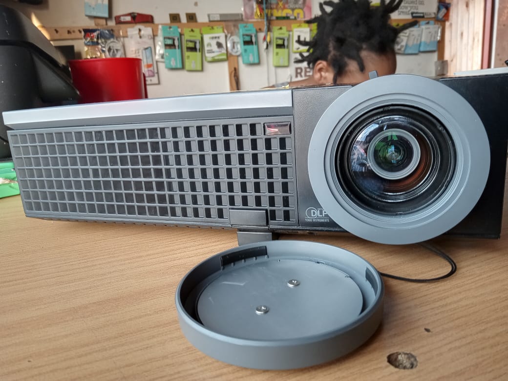 Dell 1610HD Standard Series HD Ready (1280 x 800) Projector Dell 1610HD Standard Series HD Ready (1280 x 800) Projector