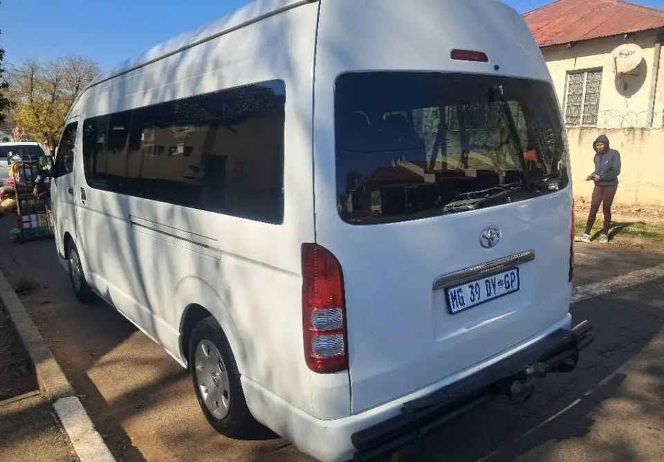 2011 TOYOTA QUANTUM 2.5 GL MANUAL TRANSMISSION 14 SEATER IN EXCELLENT CONDITION