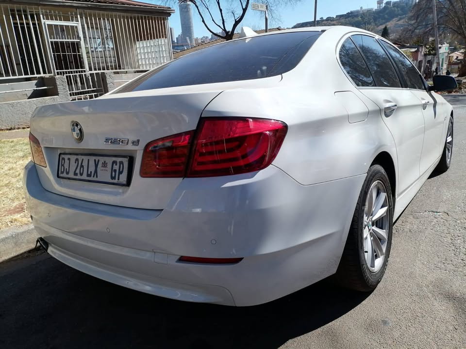 2011 BMW 520D F10 AUTOMATIC TRANSMISSION WITH SUN ROOF IN EXCELLENT CONDITION