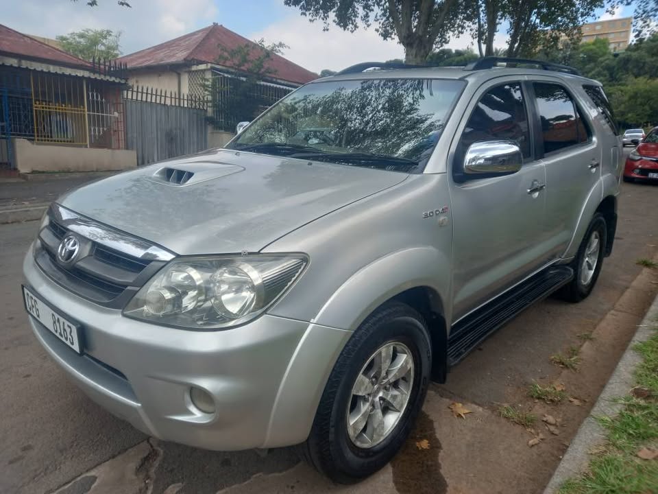 2008 Toyota Fortuner 3.0 D4D Diesel, Manual, Silver, 99000kms. Leather seats