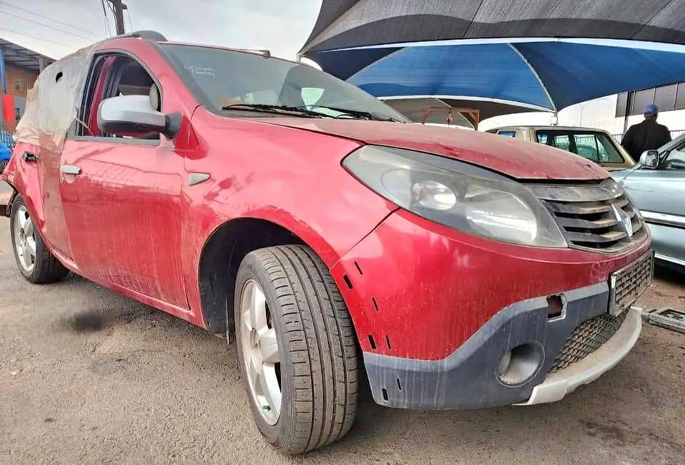 Renault sandero 1.6 stripping for parts my number WhatsApp or cell