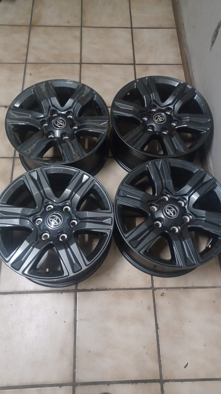 17inch Toyota Hilux/Fortuner original mags set - Private Seller 17inch Toyota Hilux/Fortuner original mags set - Private Seller