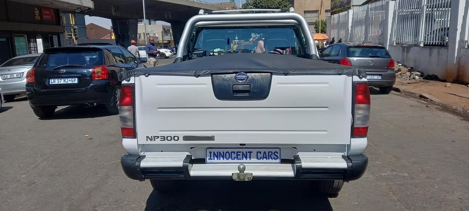 2015 NISSAN NP300 2.4 MANUAL.. PETROL.. DOUBLE CAB 96000KM WHITE COLOR