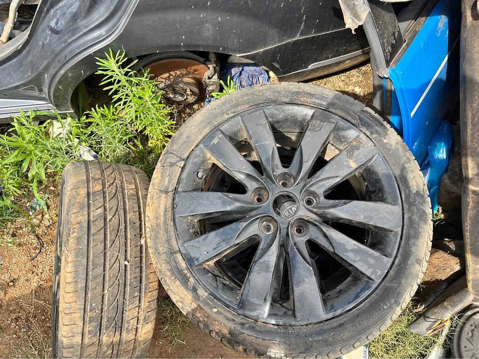 KIA Meg Rims & Tyres - Private Seller KIA Meg Rims & Tyres - Private Seller