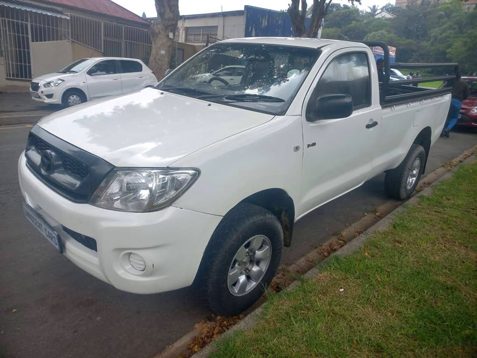 2011 TOYOTA HILUX S-CAB 2.5 D4D Diesel, Manual 4X4, White Color, Mileage