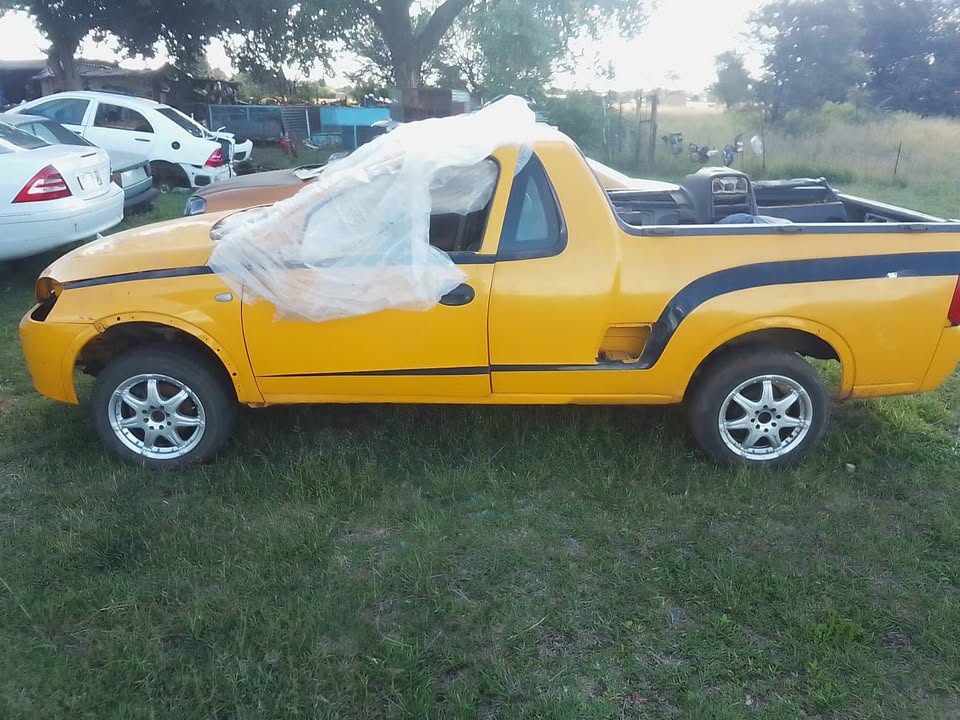 Opel corsa gamma bakkie stripping - Private Seller