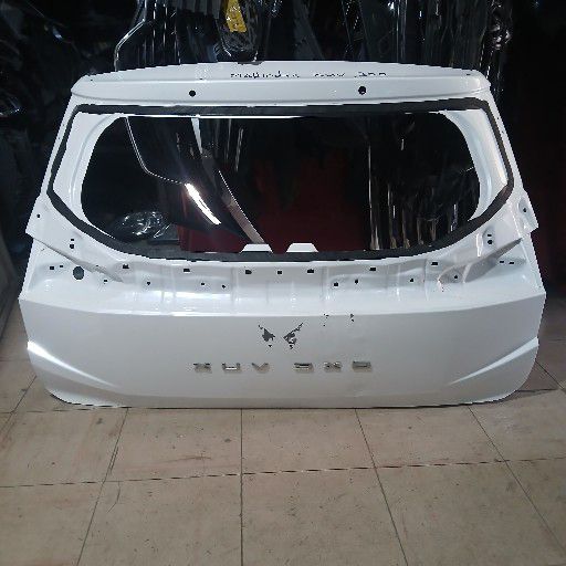 Mahindra xuv 300 tailgate