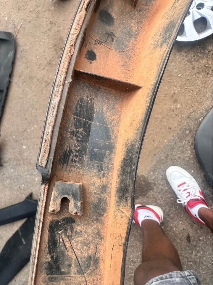 2016 - 2018 Toyota FORTUNER left front wheel arch - Private Seller 2016 - 2018 Toyota FORTUNER left front wheel arch - Private Seller