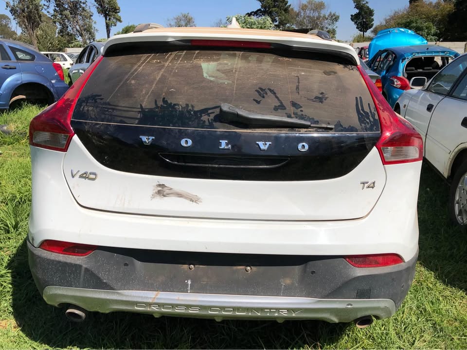 Volvo V40 T4 Spares for Stripping