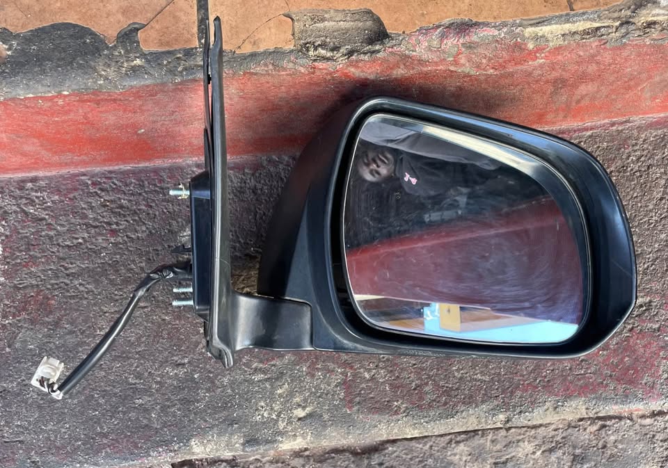 Toyota Hilux D4D side mirror - Private Seller Toyota Hilux D4D side mirror - Private Seller