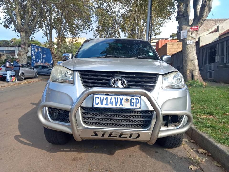 2013 GMW STEED 5 2.4 PETROL, MANUAL 4X4, SILVER, LEATHER SEAT.