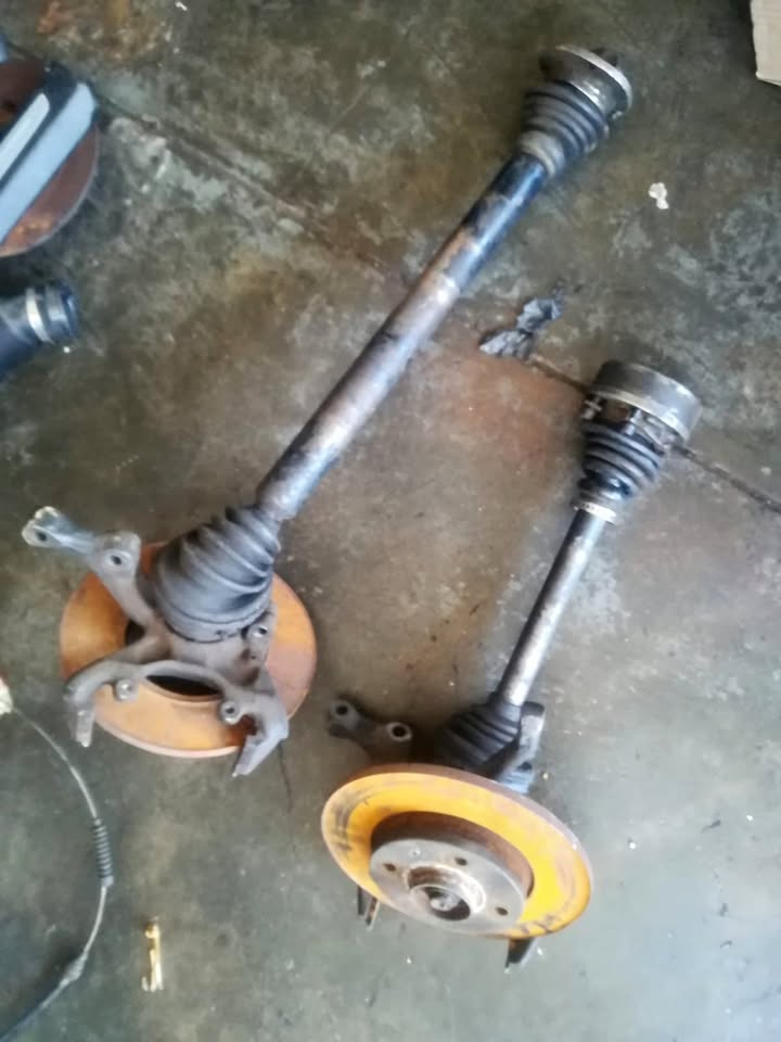 VW JETTA 2 STUB AXLE WITH DRIVE SHAFT
