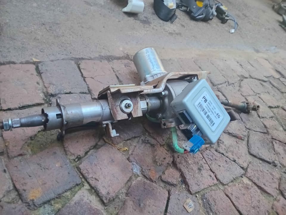 Hyundai i20 2012 model steering column electric for sale WhatsApp or cell - Private Seller
