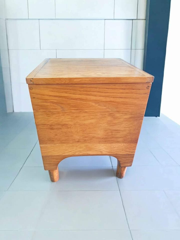 Vintage solid Oak comode in stunning condition