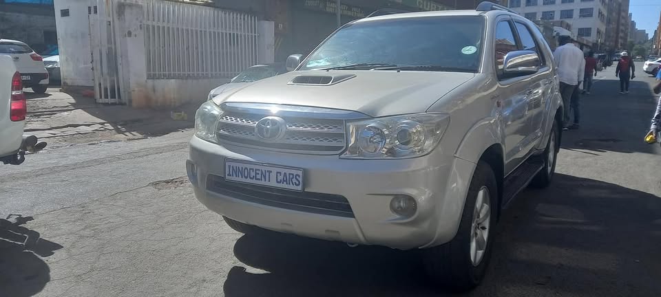 2010 TOYOTA FORTUNER 3.0 D4D AUTOMATIC TRANSMISSION 4X2, SILVER COLOUR, 140000KM,