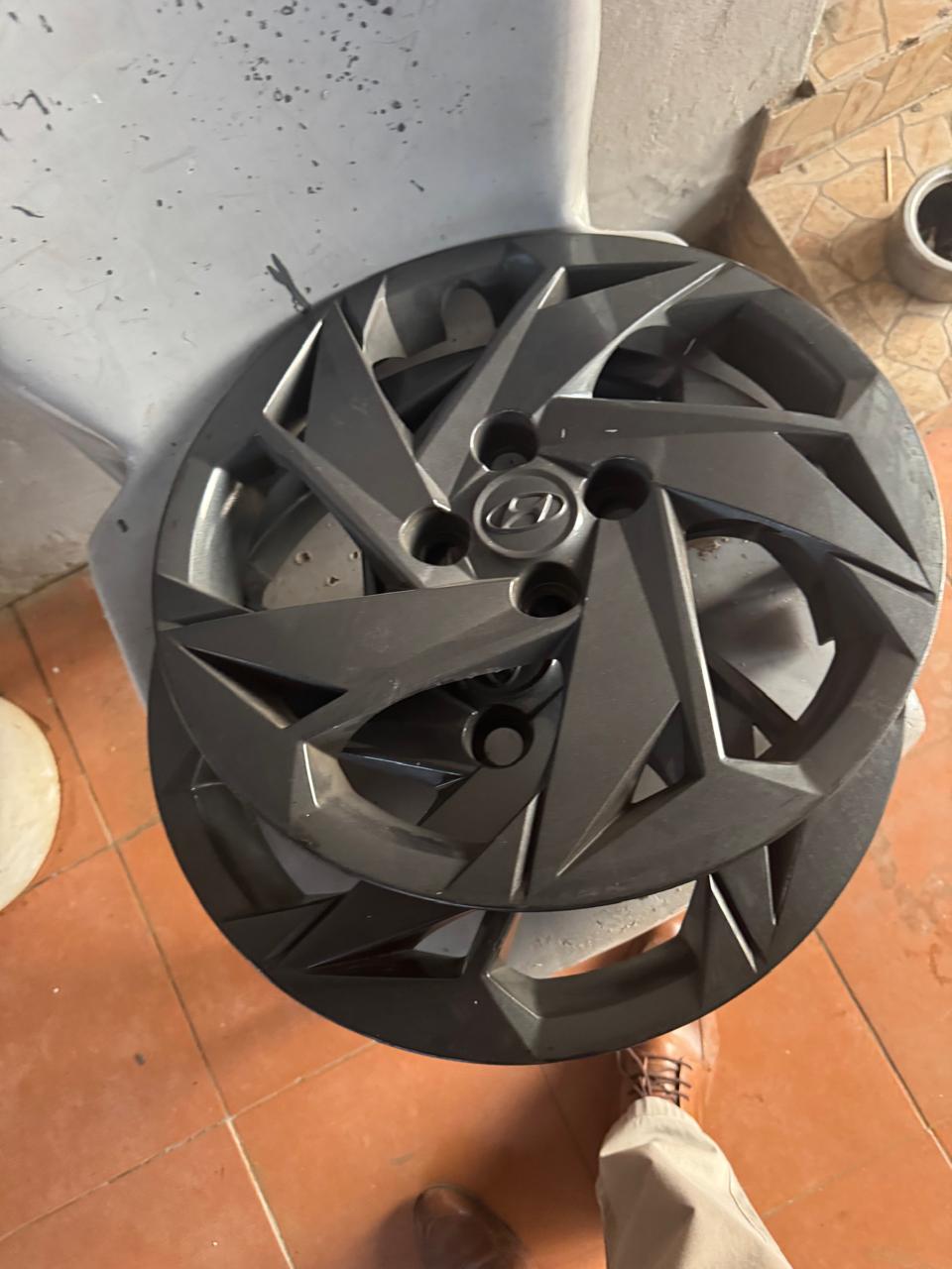15 inch hyundai rims and wheelcaps for sale - Private Seller
