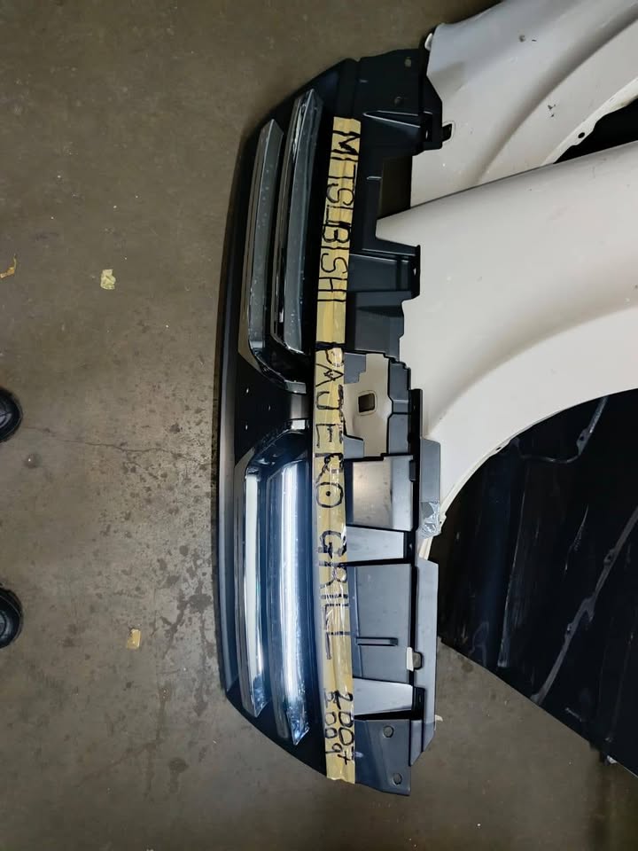 Mitsubishi Pajero grill 2007-2009 - Private Seller
