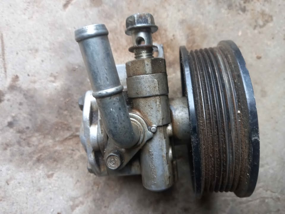 FORD RANGER T6 POWESTEERING PUMP IN GOOD CONDITION