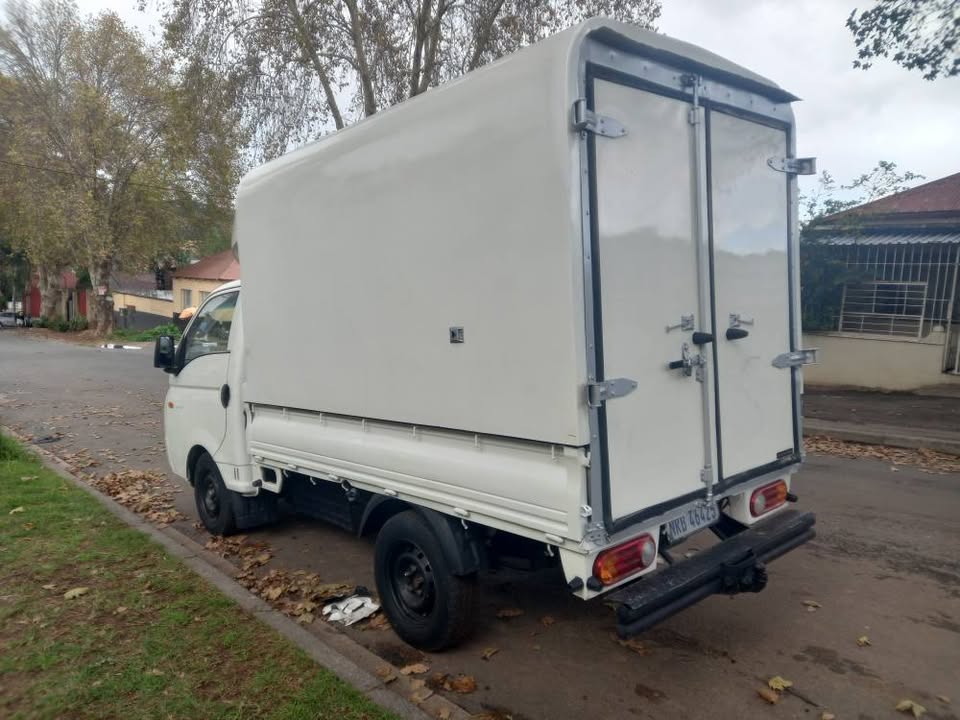 2009 HYUNDAI H100 BAKKIE 2.6 DIESEL, MANUAL, WHITE, WITH CANOPY, 100000KMS SPARE KEY.