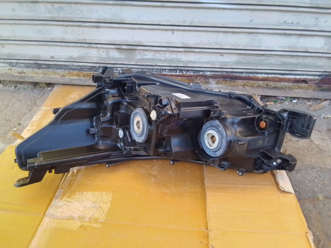 (2016-2023) TOYOTA HILUX GD6 RIGHT SIDE NORMAL HEADGHT FOR SALE - Private Seller