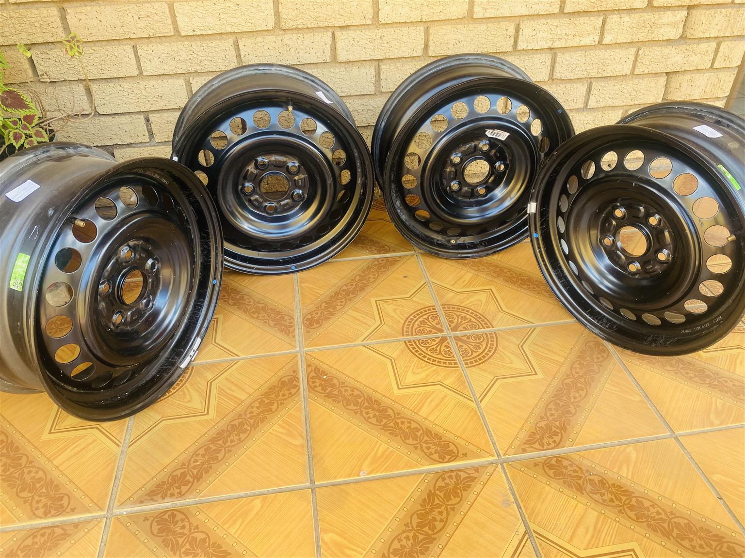 Toyota urban cruiser/Quantum rims(4) And wheel caps(2)