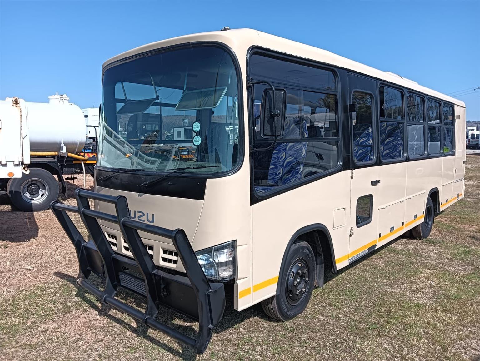 2005 Isuzu 25 seater Bus for sale.Only has 110 000km. Great condition for sale